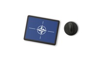 Pin z dużą flagą sojuszu NATO to wyrazista przypinka do odzieży wykonana z czarnego tworzywa, zaprojektowana z myślą o trwałości i wygodnym noszeniu