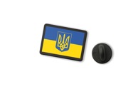 Przypinka flaga Ukrainy z herbem to klasyczny znaczek w formie prostokątnej wpinki, odwzorowującej barwy narodowe: niebieską górną część oraz żółtą dolną strefę, uzupełnione o charakterystyczny herb – złoty tryzub