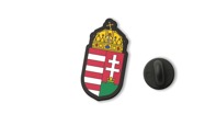 Przypinka herb Węgier to wyrazisty pin do odzieży i dodatków, wykonany z twardego czarnego tworzywa