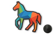 Przypinka konik kolorowy origami to elegancki, geometryczny znaczek do odzieży wykonany z gładkiego, czarnego akrylowego tworzywa