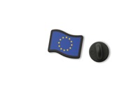 Przypinka Falująca Flaga Europy UE to wyrazisty pin do odzieży i dodatków, utrzymany w charakterystycznej niebiesko-żółtej kolorystyce flagi Unii Europejskiej