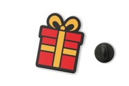 Przypinka prezent świąteczny pins to niewielki, prostokątny znaczek przedstawiający klasyczny bożonarodzeniowy podarunek z kokardą
