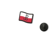 Przypinka Polska Walcząca na fladze to wyrazisty pin do odzieży wykonany z czarnego tworzywa, z nadrukiem przedstawiającym znak PW na tle biało-czerwonej flagi