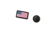 Mała wpinka z flagą USA to dyskretny znaczek do odzieży wykonany z trwałego czarnego tworzywa z kolorową wstawką przedstawiającą amerykańską flagę