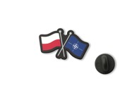 Przypinka Flagi Polski i NATO to estetyczny pin do odzieży wykonany z czarnego tworzywa, utrzymany w wyraźnej biało-czerwono-granatowej kolorystyce