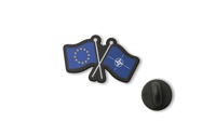 Przypinka flagi UE i NATO to estetyczny pin do odzieży wykonany z czarnego tworzywa, zaprojektowany w formie dwóch zestawionych ze sobą flag