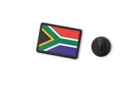 Przypinka z flagą Republiki Południowej Afryki ma kształt prostokątnego znaczka w barwach narodowych: zielonego, czerwonego, niebieskiego, czarnego, żółtego i białego