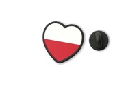 Przypinka serce i flaga Polski to lekki, odzieżowy pin wykonany z czarnego tworzywa