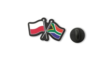 Wpinka z dwiema flagami Polski i Republiki Południowej Afryki przedstawia skrzyżowane sztandary na eleganckim, czarnym tle
