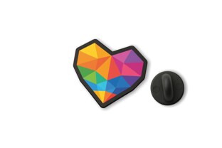 Przypinka kolorowe serce origami to niewielki, ale wyrazisty dodatek do odzieży i akcesoriów