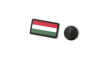 Pins z małą flagą Węgier to estetyczna przypinka do odzieży wykonana z twardego czarnego tworzywa, zaprojektowana z myślą o codziennym użytkowaniu
