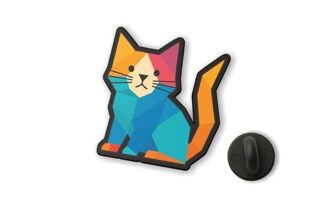 Przypinka mały kolorowy kotek to drobny, ale wyrazisty akcent dekoracyjny do odzieży, plecaka lub torby