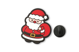 Świąteczna przypinka Święty Mikołaj to estetyczny pin do odzieży i akcesoriów, wykonany z wytrzymałego czarnego tworzywa