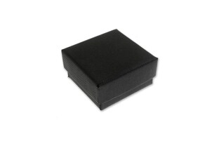 Małe pudełko papierowe w odcieniu stonowanej, matowej czerni wpadającej w grafit zostało zaprojektowane z myślą o eleganckim pakowaniu biżuterii, przypinek, pinsów i drobnych upominków