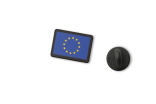 Przypinka Mała Flaga UE to estetyczny pin do odzieży wykonany z czarnego tworzywa, przedstawiający flagę Unii Europejskiej w charakterystycznej niebiesko-żółtej kolorystyce