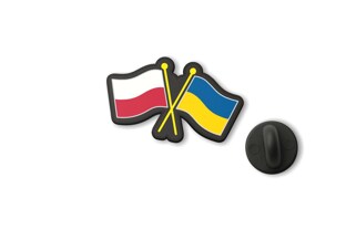 Elegancka wpinka przedstawiająca dwie skrzyżowane flagi Polski i Ukrainy została wykonana z wytrzymałego czarnego tworzywa, które dobrze znosi codzienne użytkowanie