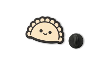 Przypinka z usmiechniętym pierogiem to niewielki, lekki znaczek wykonany z trwałego czarnego tworzywa
