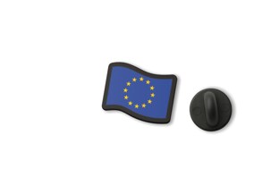 Przypinka Falująca Flaga Europy UE to wyrazisty pin do odzieży i dodatków, utrzymany w charakterystycznej niebiesko-żółtej kolorystyce flagi Unii Europejskiej