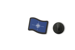 Przypinka Flaga NATO pofalowana przedstawia charakterystyczny motyw flagi Sojuszu Północnoatlantyckiego w efektownej, falującej formie