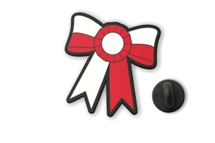 Przypinka kokarda narodowa pin to estetyczna wpinka do odzieży wykonana z czarnego tworzywa, z wyraźnym motywem biało-czerwonej kokardy