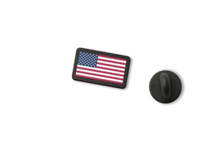 Mała wpinka z flagą USA to dyskretny znaczek do odzieży wykonany z trwałego czarnego tworzywa z kolorową wstawką przedstawiającą amerykańską flagę