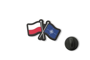 Przypinka Flagi Polski i NATO to estetyczny pin do odzieży wykonany z czarnego tworzywa, utrzymany w wyraźnej biało-czerwono-granatowej kolorystyce