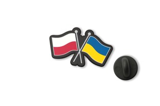 Znaczek przypinka Polska Ukraina przedstawia dwie skrzyżowane flagi narodowe na czarnym tle, co daje wyraźny, czytelny i elegancki kontrast
