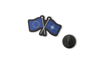 Przypinka flagi UE i NATO to estetyczny pin do odzieży wykonany z czarnego tworzywa, zaprojektowany w formie dwóch zestawionych ze sobą flag