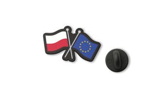 Przypinka Flaga Polska UE to estetyczny pin do odzieży wykonany z czarnego tworzywa, utrzymany w wyrazistej biało-czerwonej oraz niebiesko-żółtej kolorystyce nawiązującej do flag Polski i Unii Europejskiej