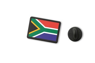 Przypinka z flagą Republiki Południowej Afryki ma kształt prostokątnego znaczka w barwach narodowych: zielonego, czerwonego, niebieskiego, czarnego, żółtego i białego