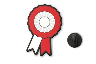 Przypinka kotylion narodowy polski to estetyczna wpinka do odzieży utrzymana w biało-czerwonej kolorystyce, z czarną bazą z tworzywa po stronie mocowania