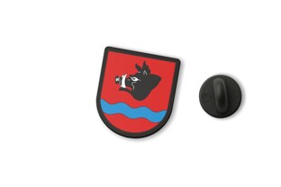 Wpinka herb gminy Świnice Warckie to dekoracyjna przypinka do odzieży wykonana z czarnego tworzywa, przeznaczona do codziennego noszenia na kurtce, marynarce, plecaku, torbie lub czapce