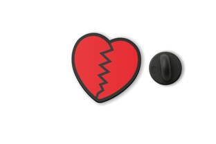 Przypinka pins pęknięte serce została wykonana z wytrzymałego czarnego tworzywa, które dobrze znosi codzienne użytkowanie