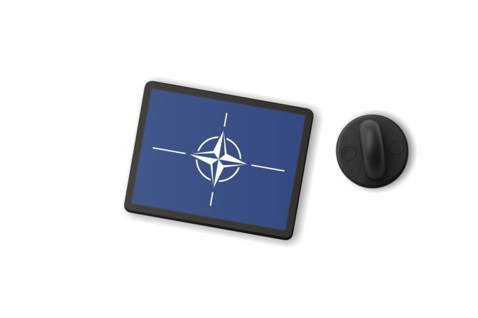 Pin z dużą flagą sojuszu NATO